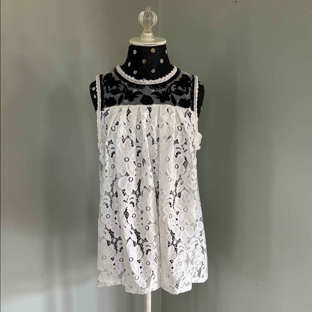 Romeo & Juliet Couture Black and Cream Lace Blouse